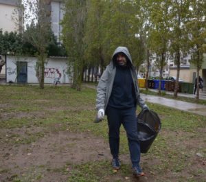 Carlo Salvemini intento alla raccolta rifiuti nell'operazione "Quartieri Puliti"