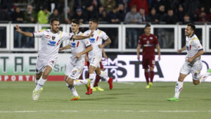 Mancosu esulta dopo lo splendido gol realizzato a Trapani